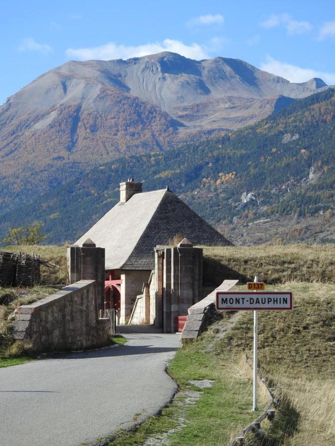 Aparthotel Le Pavillon Des Officiers Mont-Dauphin Exteriér fotografie