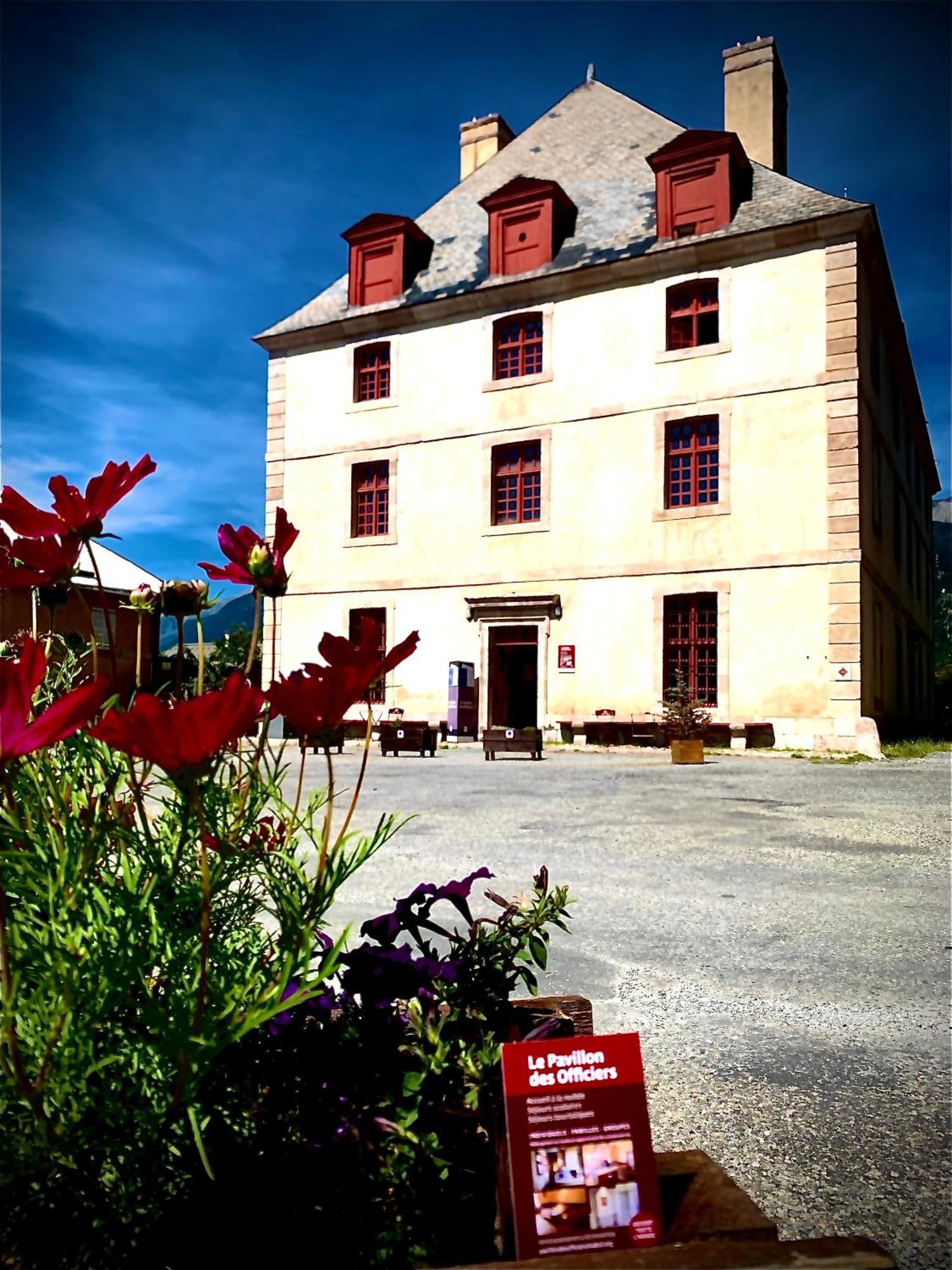 Aparthotel Le Pavillon Des Officiers Mont-Dauphin Exteriér fotografie